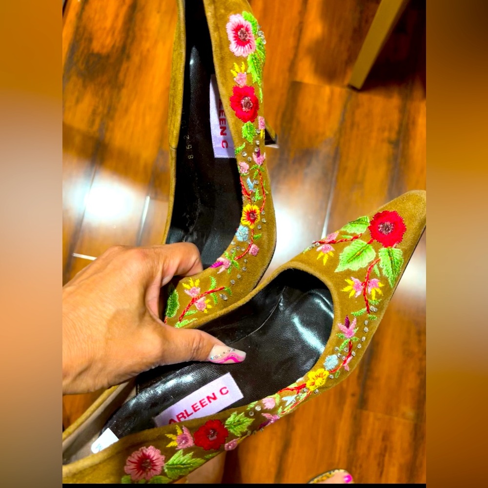New Arleen C Coco brown suede Embroidered floral print comfortable pump